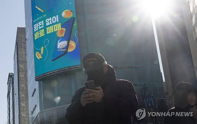 '서학개미' 양도세 신고 50만명 돌파…1인당 차익 2천800만원 (서울=연합뉴스) 윤동진 기자 = 해외주식에 투자해 얻은 차익으로 양도소득세를 신고한 이가 2.5배 이상으로 크게 늘며 50만명을 넘어섰다. 22일 국회 재정경제기획위원회 소속 국민의힘 박성훈 의원이 국세청에서 제출받은 자료에 따르면 2024년 귀속 해외주식 양도소득세 신고 인원은 52만3천709명으로 집계됐다. 사진은 이날 서울의 한 증권사 미국 주식 광고. 2026.1.22 mon@yna.co.kr