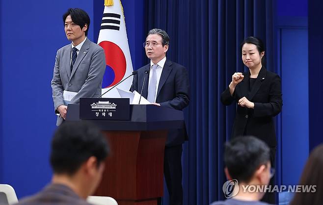 브리핑하는 김용범 정책실장 (서울=연합뉴스) 김도훈 기자 = 김용범 정책실장이 27일 청와대 춘추관에서 이날 열린 이재명 대통령과 데미스 허사비스 구글 딥마인드 최고경영자(CEO) 면담 관련 브리핑을 하고 있다.
    왼쪽부터 김우창 국가AI정책비서관, 김 정책실장, 박지연 수어통역사. 2026.4.27 superdoo82@yna.co.kr