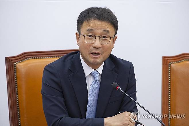 취재진 질문에 답하는 한병도 원내대표 (서울=연합뉴스) 황광모 기자 = 더불어민주당 한병도 원내대표가 21일 국회에서 열린 현안 관련 기자회견에서 취재진 질문에 답하고 있다.
    김병기 전 원내대표의 사퇴로 보궐 선거를 통해 선출돼 101일간 민주당을 이끌었던 한 원내대표는 오는 5월 열리는 차기 민주당 원내대표 선거에 출마하기 위해 이날 원내대표직에서 사퇴했다. 2026.4.21 hkmpooh@yna.co.kr
