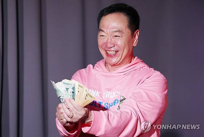 박상면, 코믹 연기의 달인 (서울=연합뉴스) 진연수 기자 = 배우 박상면이 4일 오후 서울 종로구 대학로 스타릿홀에서 열린 연극 '핑크트럭' 프레스콜에서 주요 장면을 시연하고 있다. 2026.5.4 jin90@yna.co.kr