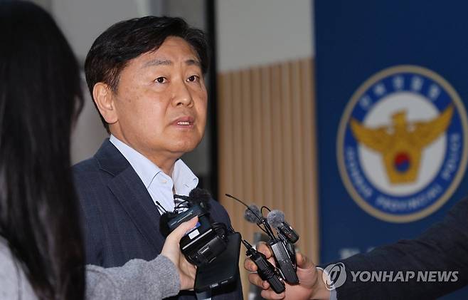 경찰 출석한 김관영 도지사 (전주=연합뉴스) 정경재 기자 = 공직선거법 위반 혐의를 받는 김관영 전북도지사가 4일 피고발인 신분으로 경찰에 출석하고 있다. 2026.5.4 jaya@yna.co.kr