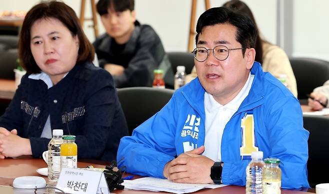 ▲ 더불어민주당 박찬대 인천시장 후보가 지난 4일 인천 중구 스태츠칩팩코리아를 방문해 관계자들과 간담회를 갖고 있다. /이재민 기자 leejm@incheonilbo.com