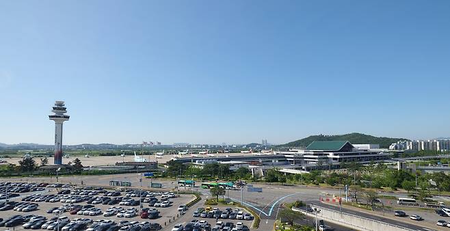 ▲ 인천국제공항, 김포국제공항과 지방공항 간 국내선 연결성을 높일 경우 글로벌 환승 접근성과 수도권 접근성 강화는 물론 지방공사 흑자전환 가능성도 높아진다. 김포공항 전경. /인천일보 DB