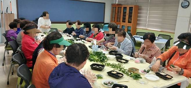 지역 주민들이 성남초 도서관에 모여 체험 프로그램에 참여하고 있다. 사진=성남교육지원청