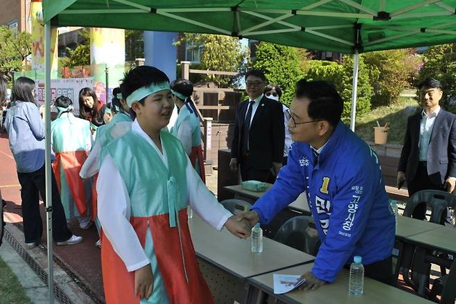 민경선 고양시장 후보가 홀트학교 학생과 손을 맞잡고 대화를 나누고 있다. 사진=민경선 후보 캠프