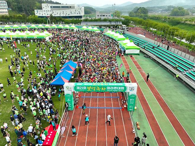 전국 마라토너 1만 2천 명이 운집한 '제21회 보성녹차마라톤' 대회장 모습. (사진=보성군 제공)
