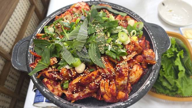 율포해변 주변의 붕장어주물럭 맛집의 메인 메뉴. (사진=이희택 기자)