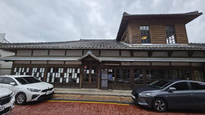 조정래의 소설 '태백산맥'에 실제 기록된 보성 여관 전경. 카페와 숙소, 기록의 역사 현장으로 활용되고 있다.