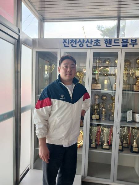 ▲ 소재현 진천 상산초등학교 핸드볼팀 감독이 핸드볼팀 수상 내역을 소개하고 있다. 사진=조은숙 기자