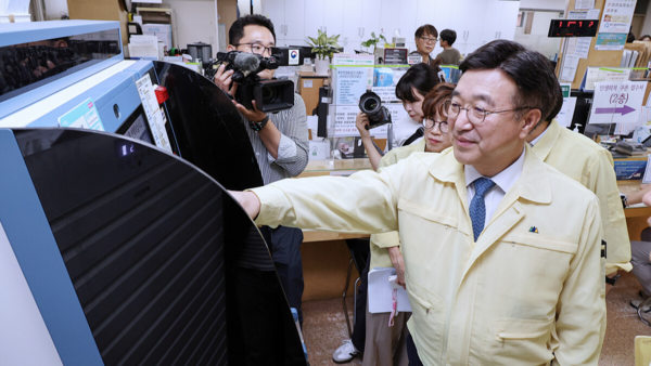 윤호중 행정안전부 장관이 전산장애 대응 행정민원서비스 현장을 점검하고 있다. 연합뉴스