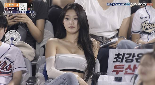 인공지능(AI) 콘텐츠로 추정되는 중계 영상 속 한 여성 캡처. 연합뉴스