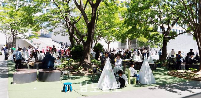 ACC 어린이·가족문화축제 하우펀12어린이날인 5일 광주 동구 국립아시아문화전당 어린이문화원 일대에서 'ACC 어린이·가족문화축제 하우펀12'가 열린 가운데 방문객들이 체험행사 등을 하며 즐거운 시간을 보내고 있다. '놀이로 떠나는 시간 여행!'이란 주제로 열린 이번 축제는 국립아시아문화전당재단이 개최했다. /임문철 기자 35mm@namdonews.com
