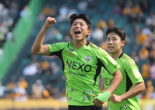5일 전주월드켭경기장에서 열린 하나은행 K리그1 광주FC와 전북현대 경기. 전북 김승섭이 광주에 골을 넣고 기뻐하고 있다. / 연합뉴스