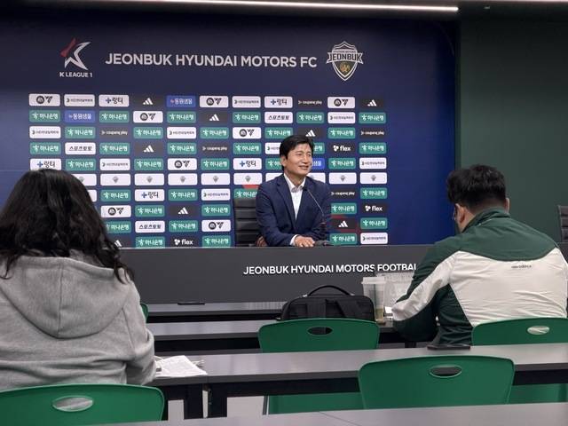 김승섭 선수와 했던 포옹에 대해 이야기 하고 있는 정정용 감독. /유민성 수습기자