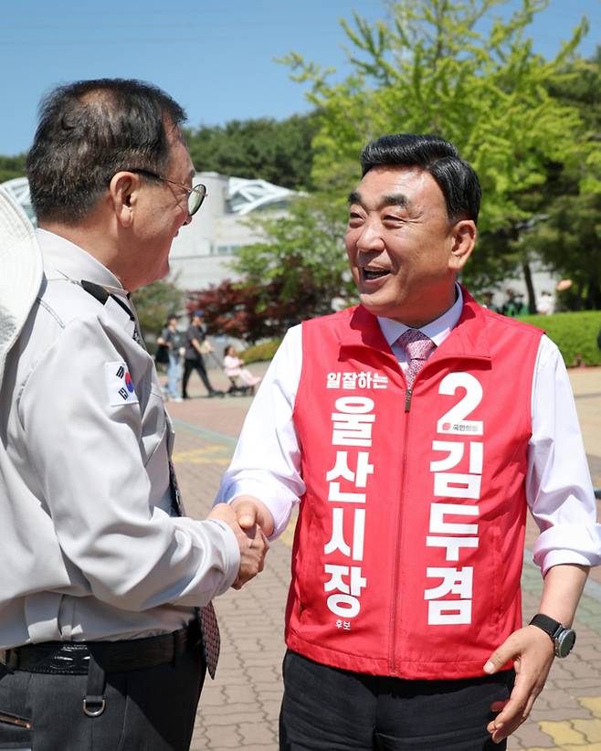김두겸 국민의힘 울산시장 후보가 5일 어린이날을 맞아 울산대공원 남문 일원을 찾아 시민들과 인사를 나누고 있다. 이수화 기자