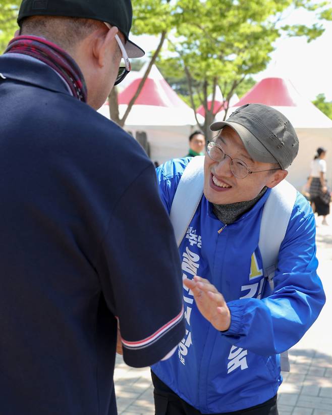 김상욱 더불어민주당 울산시장 후보가 5일 어린이날을 맞아 울산대공원 남문 일원을 찾아 시민들과 인사를 나누고 있다. 이수화 기자