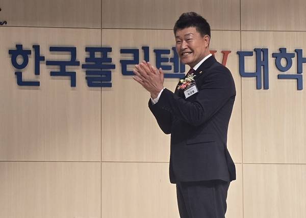 한국폴리텍대학 330만 졸업생을 아우르는 첫 총동문중앙회장으로 추대된 박근종 회장이 환한 미소를 짓고 있다.