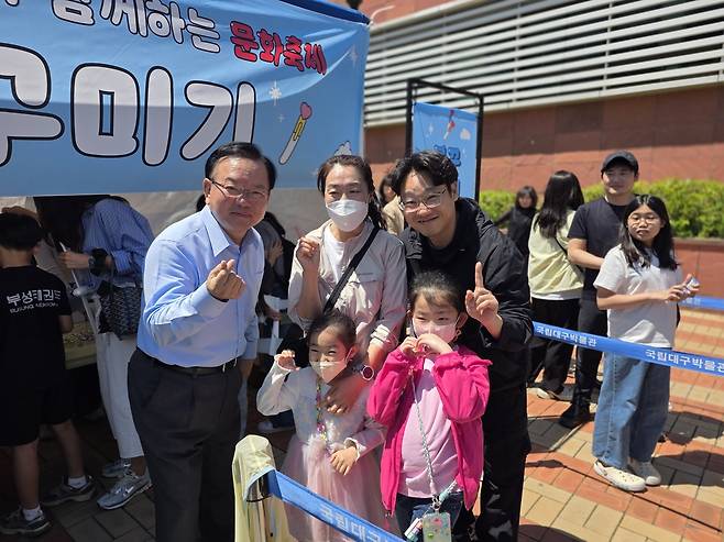 더불어민주당 김부겸 대구시장 후보가 5일 대구 수성구 국립대구박물관을 찾아 어린이들과 함께 손하트 포즈를 취하며 사진을 찍고 있다. /김부겸 후보 측 제공