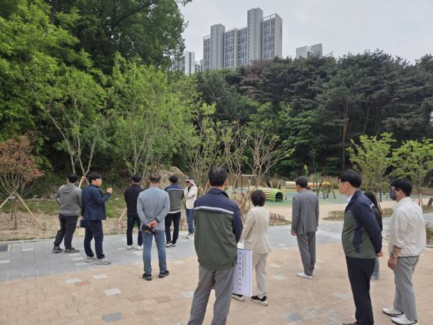 포항시는 지난달 30일 오전 북구 학산공원 조성 현장을 방문해 준공 전 시설 전반에 대한 최종 확인 및 점검을 진행했다. 포항시 제공
