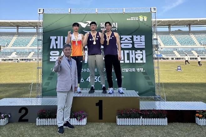 ▲ 장대높이 뛰기 은메달을 차지한 예천군청 윤대욱 선수(가운데), 예천군청 제공