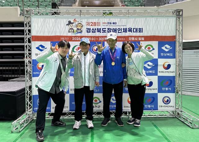 청각장애인 한궁 경기에서 금메달을 획득한 이호준(오른쪽 두 번째) 선수가 관계자들과 기념 사진을 찍고 있다. (사)한국농아인협회 칠곡군지회 제공