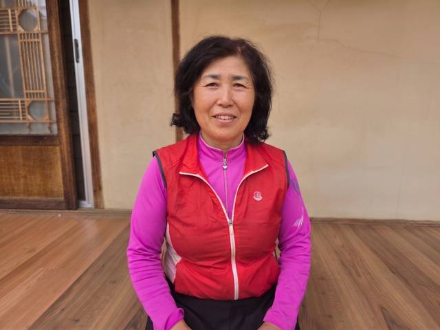 47년간 치매를 앓는 시어머니의 곁을 묵묵히 지켜온 안동 도산면 의일리 김순옥씨가 자택 마루에 앉아 환하게 웃고 있다. 김씨는 7일 보화상 효행상을 수상한다. 김용국 기자