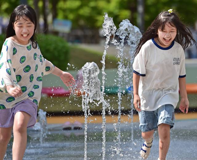 대구 중구 수창공원 바닥분수에서 어린이들이 물장난을 치며 더위를 식히고 있다. 대구일보 DB