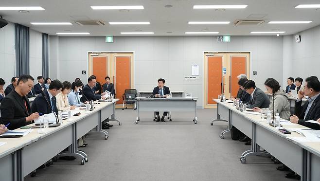 제주특별자치도는 지난 4일 제주관광공사에서 관광 유관기관과 항공업계 관계자들이 참석한 가운데, 특별점검 회의를 열고 위기 대응 방안을 논의했다.&nbsp;