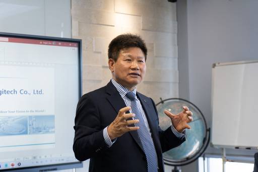 권순욱 신조로지텍 대표가 부산에 있는 본사에서 회사에 대해 설명하고 있다. /메인비즈협회