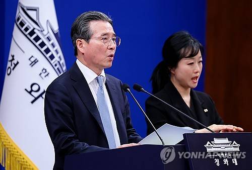 김용범 정책실장, 비상경제점검회의 관련 브리핑(서울=연합뉴스) 김도훈 기자 = 김용범 정책실장이 9일 청와대 춘추관에서 이날 오전에 열린 중동상황 관련 비상경제점검회의 결과 브리핑을 하고 있다. 2026.3.9 superdoo82@yna.co.kr