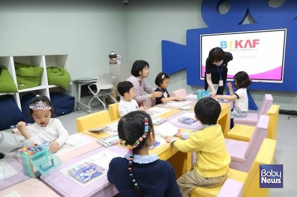 부산 영화의전당 비프힐 1층에 위한 부산어린이복합문화공간 '들락날락' 클래스룸에서 제6회 부산국제어린이청소년아트페어에 참가한 아이들이 그림 그리기 체험을 진행하고 있다. 소장섭 기자 ⓒ베이비뉴스