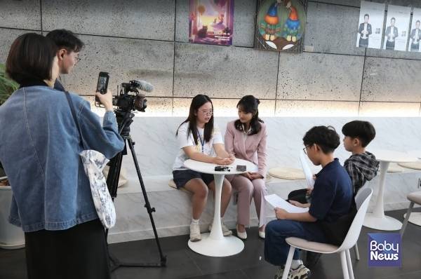 부산영어방송 어린이 기자들이 제6회 부산국제어린이청소년아트페어 행사장에서 이영애 사단법인 비카프 이사장과 아트리더스 윤시문 작가를 인터뷰하고 있다. 소장섭 기자 ⓒ베이비뉴스