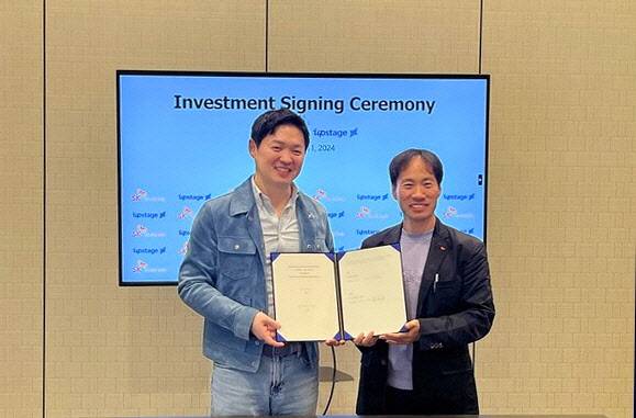 2024년 최성환 SK네트웍스 사업총괄 사장이 미국 리조트 월드 라스베가스 호텔에서 김성훈 업스테이지 대표와 기념 촬영을 하고 있다(사진=SK네트웍스)