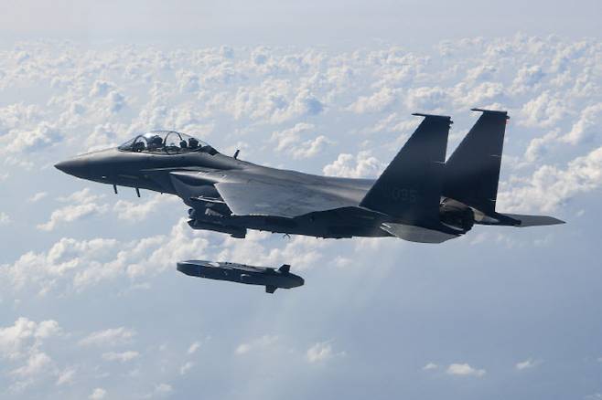 우리 공군의 F-15K 전투기가 장거리 공대지미사일 '타우러스(TAURUS)' 실사격을 하고 있다. (사진=공군)