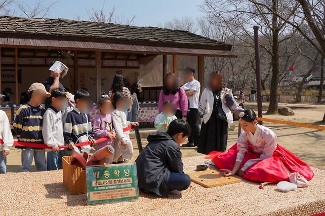 한국민속촌 배동학당에서 애기씨와 놀이 중인 어린이 관람객. 사진=한국민속촌 블로그