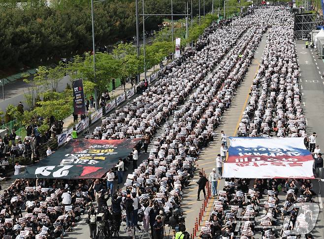 4월 23일 경기 평택시 고덕동 삼성전자 평택캠퍼스에서 열린 삼성전자 노동조합 공동투쟁본부 '4·23 투쟁 결의대회'에서 조합원들이 구호를 외치고 있다. 2026.4.23 ⓒ 뉴스1 김영운 기자