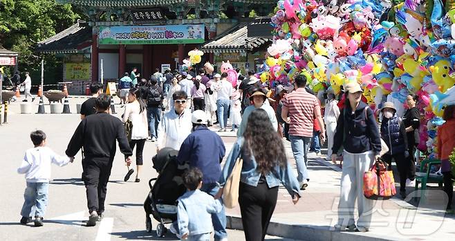 어린이날인 5일 전북 전주시 전주동물원에 가족 단위의 방문객들의 발길이 이어지고 있다. ⓒ 뉴스1 유경석 기자