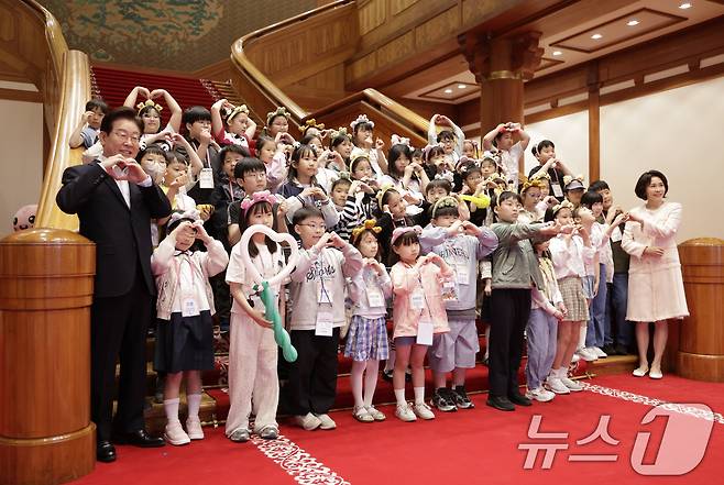 이재명 대통령과 김혜경 여사가 5일 청와대 본관에서 열린 2026 어린이날 초청행사에 참석한 어린이들과 기념촬영을 하고 있다. 2026.5.5 ⓒ 뉴스1 허경 기자