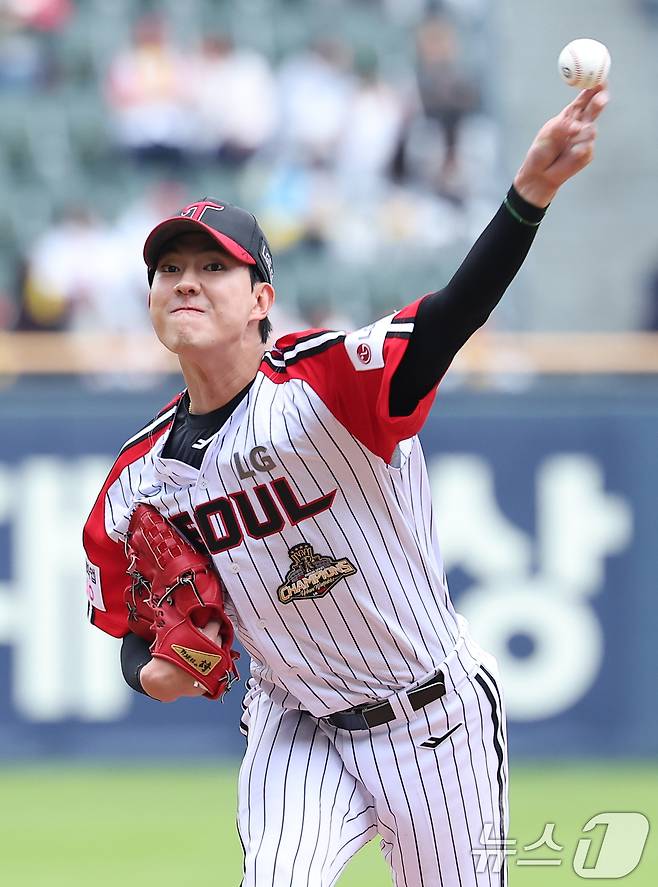 LG 선발 이상영이 3일 서울 송파구 잠실야구장에서 열린 '2026 신한 SOL KBO리그' NC 다이노스와 LG 트윈스의 경기에서 역투하고 있다. 2026.5.3 ⓒ 뉴스1 김성진 기자