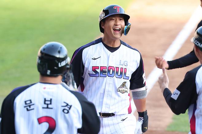 LG 송찬의가 1일 서울 잠실구장에서 열린 2026 KBO리그 정규시즌 NC전에서 홈런을 친 후 홈을 밟으며 활짝 웃고 있다. 사진 | LG 트윈스