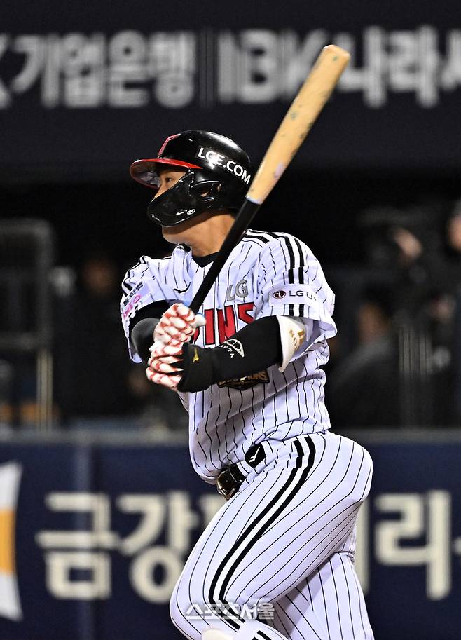 LG 송찬의가 21일 잠실구장에서 열린 2026 KBO리그 한화와 경기 4회말 1사 2-3루 상황에서 한화 선발 문동주를 상대로 2타점 적시타를 치고 있다. 잠실 | 박진업 기자 upandup@sportsseoul.com