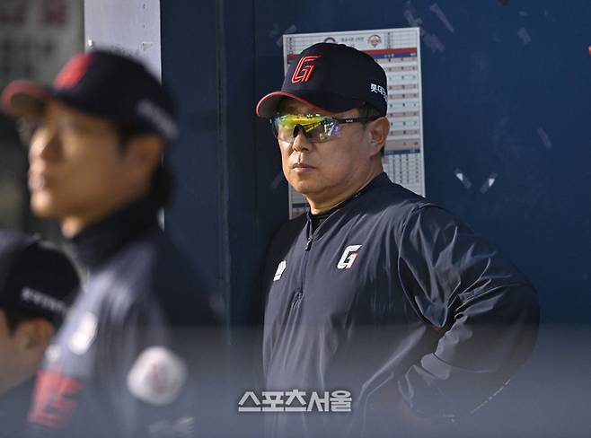 롯데 김태형 감독이 15일 서울 잠실구장에서 열린 2026 KBO리그 두산전 7회 경기를 지켜보고 있다. 잠실 | 최승섭기자 thunder@sportsseoul.com