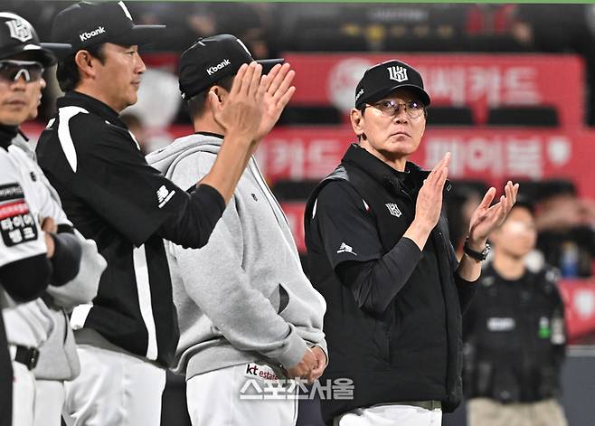 KT 이강철 감독(오른쪽)이 23일 수원케이티위즈파크에서 열린 2026 KBO리그 KIA와 경기에서 8-3으로 승리하며 3연승을 기록한 뒤 선수들에게 박수를 보내고 있다. 수원 | 박진업 기자 upandup@sportsseoul.com