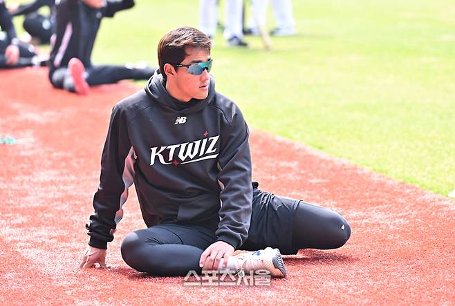 KT 안현민이 29일 잠실구장에서 열리는 2026 KBO 리그 LG와 경기에 앞서 스트레칭을 하며 훈련을 준비하고 있다. 잠실 | 박진업 기자 upandup@sportsseoul.com