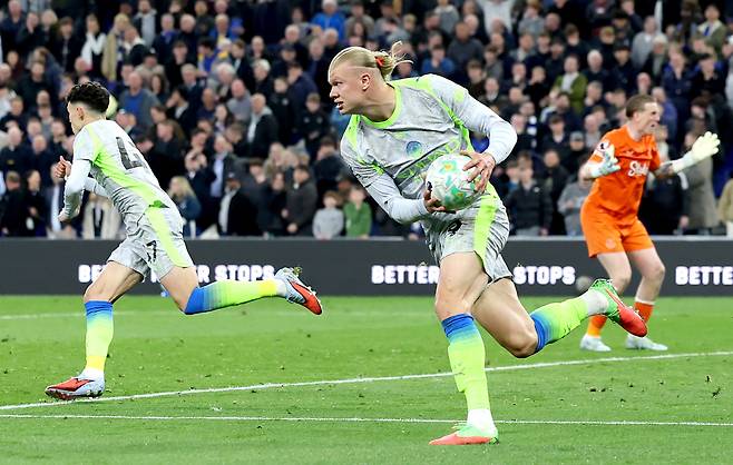 epaselect epa12932791 Erling Haaland (C) of Manchester City grabs the ball for a quick restart of the match after he scored his team's second goal during the English Premier League match Everton FC against Manchester City, in Liverpool, Britain, 04 May 2026.  EPA/ADAM VAUGHAN EDITORIAL USE ONLY. No use with unauthorized audio, video, data, fixture lists, club/league logos, 'live' services or NFTs. Online in-match use limited to 120 images, no video emulation. No use in betting, games or single club/league/player publications.







<저작권자(c) 연합뉴스, 무단 전재-재배포, AI 학습 및 활용 금지>