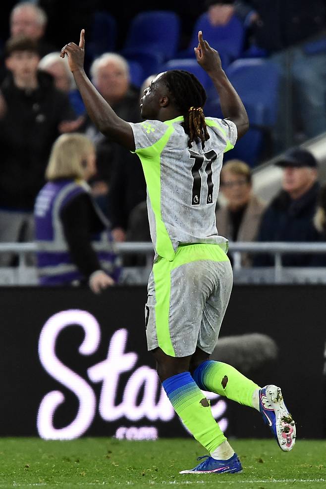 Manchester City's Belgian midfielder #11 Jeremy Doku celebrates scoring the equalizer during the English Premier League football match between Everton and Manchester City at Hill Dickinson Stadium in Liverpool on May 4, 2026. (Photo by PETER POWELL / AFP)







<저작권자(c) 연합뉴스, 무단 전재-재배포, AI 학습 및 활용 금지>