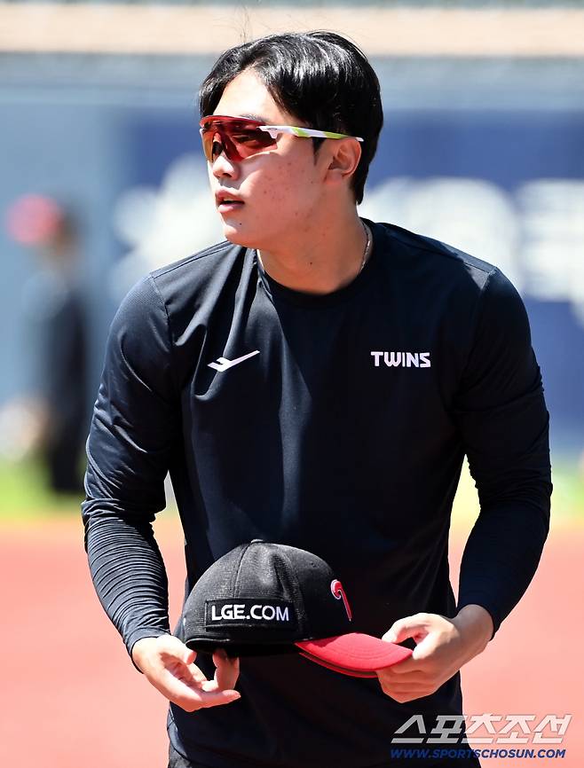 5일 잠실야구장에서 열린 두산과 LG의 어린이날 매치. 훈련을 마친 LG 김윤식이 발걸음을 옮기고 있다. 잠실=허상욱 기자wook@sportschosun.com/2026.05.05/