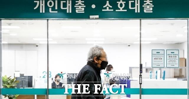 은행권 전체 대출금리가 하락했지만, 실수요자들이 주로 이용하는 주택담보대출과 신용대출 금리는 오히려 올랐다. /뉴시스