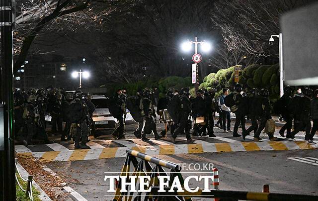 윤석열 당시 대통령이 12·3 비상계엄을 선포한 지난 2024년 12월3일 서울 여의도 국회에서 군인들이 이동하고 있다. /배정한 기자