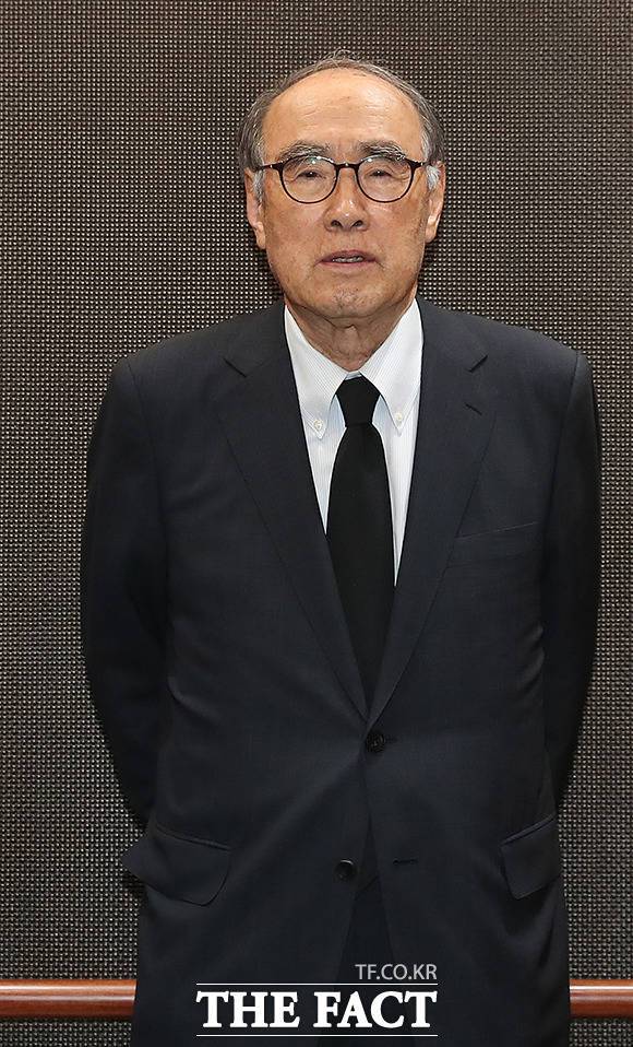 국민의힘이 이홍구 전 국무총리를 떠나보내며 "현대사의 거목"이라고 돌이켰다. 사진은 이홍구 전 총리가 지난 2018년 김종필 전 국무총리의 빈소에서 조문을 마치고 장례식장을 나서는 모습이다. /더팩트 DB